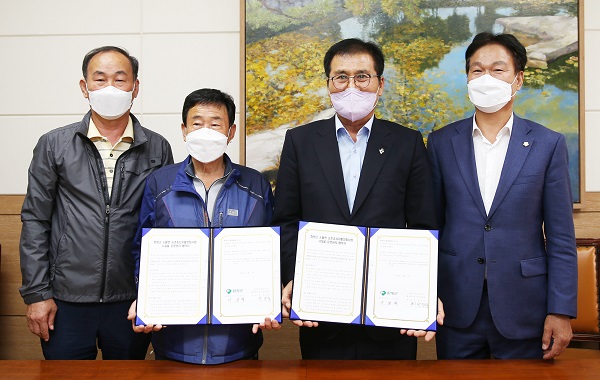▲지난 7일 이상익 함평군수(오른쪽 두 번째)가 손불면 농촌중심지활성화사업 운영위원회와 시설물 운영관리 협약을 체결하고 기념촬영을 하고 있다.(사진제공=함평군)