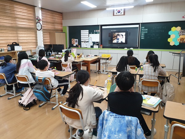 ▲강진군내 초등학생들이 동영상으로 통한 비대면 흡연 및 음주예방교육을 시청하고 있다.(사진제공=강진군)