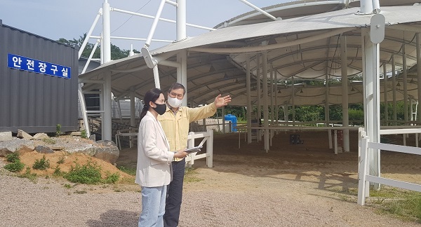 ▲홍석봉 영광부군수는 지난 9일 영광 테마식물원과 영광 승마장을 방문해 산림레포츠 시설과 실내승마장 조성공사 현장을 점검했다.(사진제공=영광군)