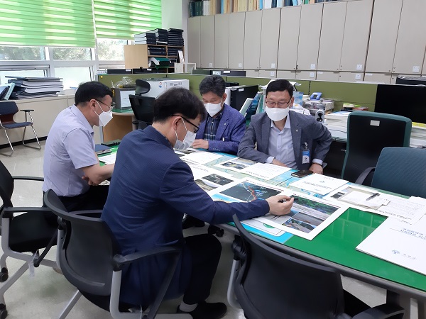 ▲곡성군 오송귀 부군수가 익산청을 방문해 섬진강 관련 사업의 필요성을 설명하고 있다.(사진제공=곡성군)