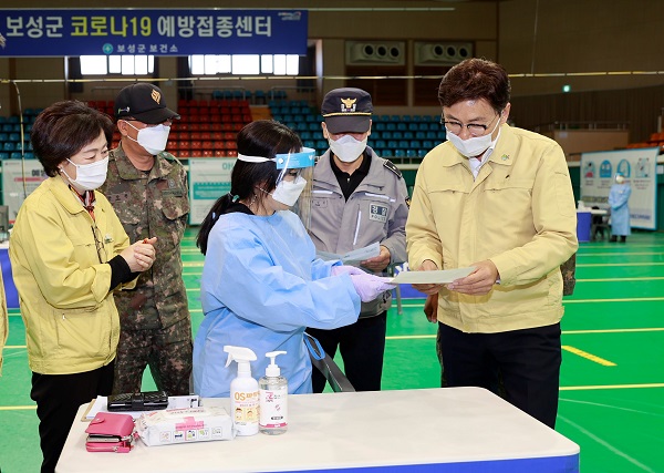▲코로나19 예방접종센터 방문한 김철우 보성군수(사진제공=보성군)