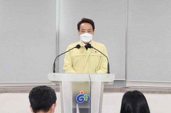 ▲임택 동구청장은 10일 학동4구역 재개발 철거현장에서 붕괴사고가 난 5층 건물 해체와 관련 언론 브리핑을 열고 있다.(사진제공=동구)