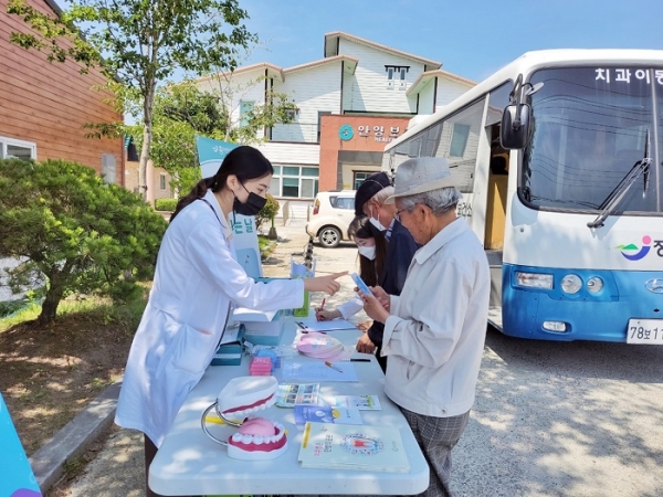 ▲전남 장흥군이 최근 구강보건의 날을 기념하여 치아 건강 홍보 캠페인 등 다양한 구강보건 사업을 펼치고 있다.(사진제공=장흥군)