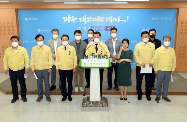 ▲이용섭 광주광역시장이 13일 오후 시청 브리핑실에서 안전사고예방 특별대책 추진계획 회의결과를 발표하고 있다. (사진제공=광주광역시)