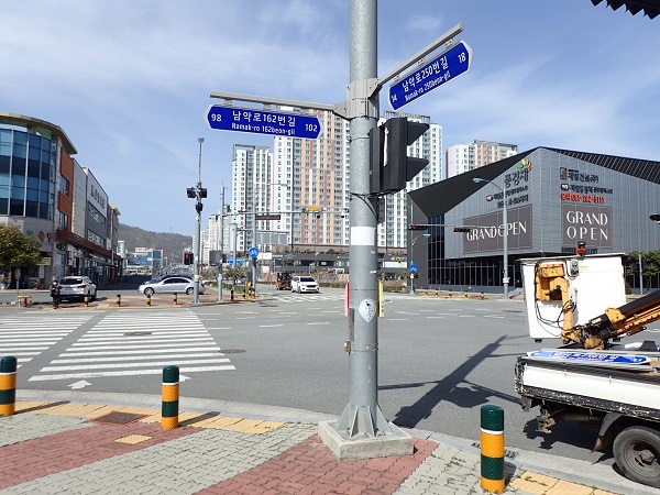 ▲보행자용 도로명판(사진제공=무안군)