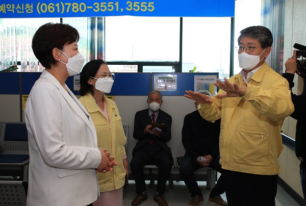 ▲김순호 구례군수가 백신 접종이 진행 중인 구례병원을 찾아 관계자들의 의견을 청취하고 있다.(사진제공=구례군)