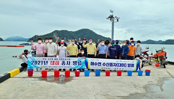 ▲장흥군은 최근 대하 종자 200만 미를 배정받아 대덕읍 내저항과 회진면 삭금항에 방류했다.(사진제공=장흥군)