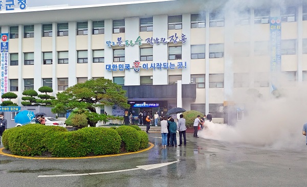 ▲장흥군은 지난 15일 군 청사 화재에 대비하여 본관동 앞 광장에서 청사 화재 진압 실제 훈련을 실시했다.(사진제공=장흥군)