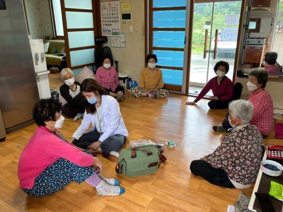 ▲담양군 창평면 지역사회보장협의체는 6월부터 오는 9월까지 지역 내 30개 경로당에서 ‘우리동네 주차간호사 사업’을 운영한다.(사진제공=담양군)