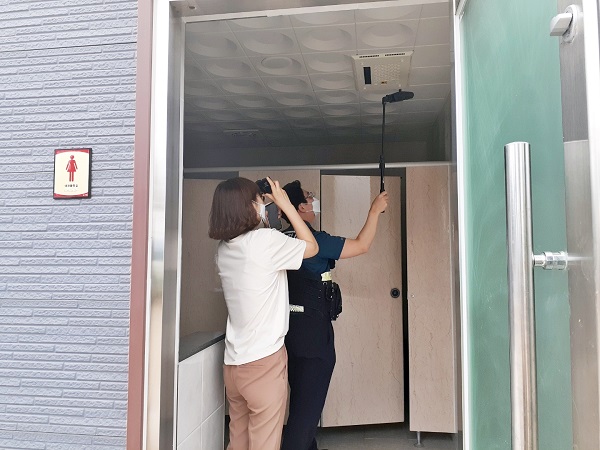 ▲장흥군 안양면은 지난 16일 화장실 내 불법촬영 카메라 합동 점검을 실시했다.(사진제공=장흥군)