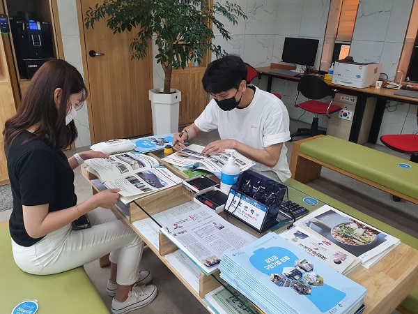 ▲강진군 민원봉사과에 비치된 ‘강진군 구인 기업 현황’ 책자를 방문객들이 살펴보고 있다.(사진제공=강진군)