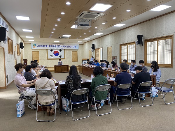 ▲전입신고가 어려운 직장인들을 직접 ‘찾아가는 주소이전 서비스’를 추진하고 있는 모습(사진제공=강진군)