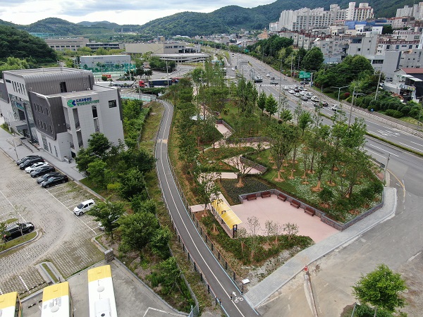 ▲광양시는 광양읍 운전면허시험장 주변 옛 경전선 폐선부지를 활용해 미세먼지차단숲 조성을 완료했다.(사진제공=광양시)