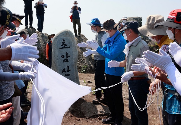 ▲보성군은 지난 19일 초암산에 주민의 염원이었던 표지석을 교체하고 제막 행사를 실시했다.(사진제공=보성군)