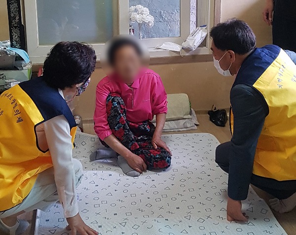 ▲함평군 함평읍지역사회보장협의체는 지난 21일 에너지취약계층에 에어매트(쿨매트)를 전달했다.(사진제공=함평군)