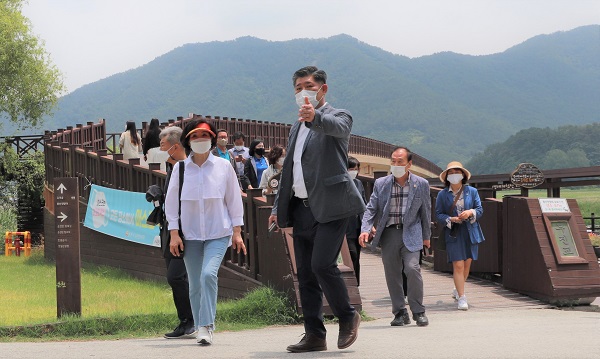 ▲순천시의회 ‘순천만 관광벨트 활성화 연구모임’은 22일 순천만국가정원과 순천만습지 등을 방문했다.(사진제공=순천시의회)