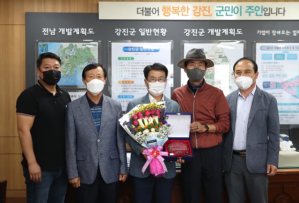 ▲이승옥 강진군수가 (사)한국화훼자조금협의회로부터 감사패를 수여받았다.(사진왼쪽부터 땅심화훼영농조합법인 이현 총무, 김해 대동화훼작목회 서용수 회장, 이승옥 강진군수, (사)한국화훼자조금협의회 김윤식 회장, 땅심화훼영농조합법인 조우철 회장. 사진제공=강진군)