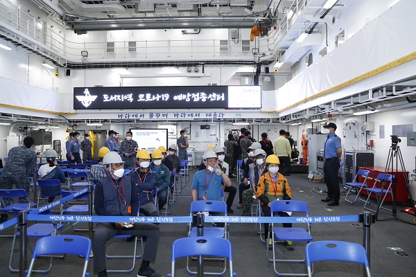 ▲진도군이 섬 지역 주민들을 대상으로 해군 훈련함인 한산도함에서 실시한 코로나19 예방접종을 완료했다.(사진제공=진도군)