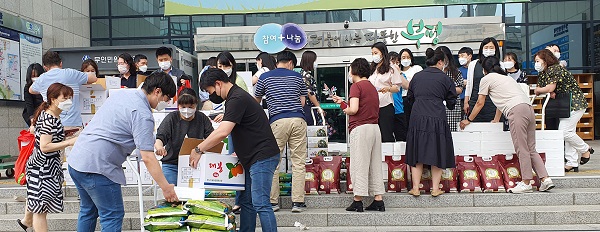 ▲지난 24일 인천 부평구청 앞 광장에서 농특산물 직거래 판매 행사가 진행 중인 모습(사진제공=함평군)