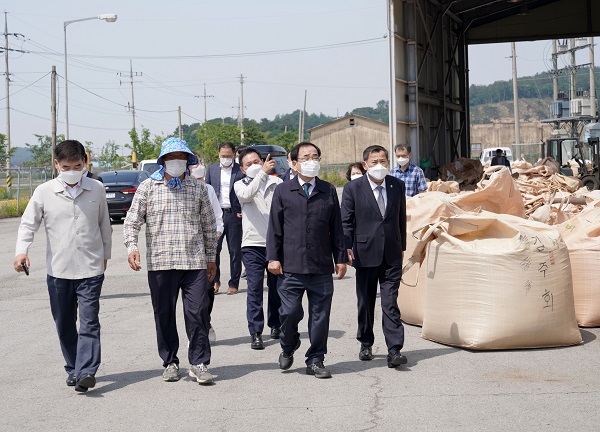 ▲김준성 영광군수가 최근 관내 4개 농협 보리수매 현장을 방문하여 현장을 찾은 농업인들을 격려하는 시간을 가졌다.(사진제공=영광군)