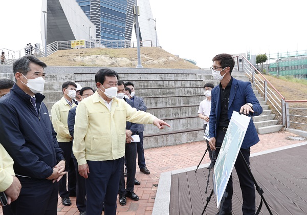 ▲이동진 진도군수가 녹진 관광지 대형 개발 사업들이 추진되고 있는 현장을 찾아 진행 상황을 점검했다.(사진제공=진도군)