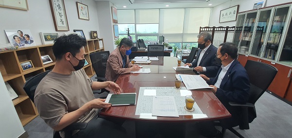 ▲유근기 곡성군수가 국회와 행정안전부를 방문하여 지방 재정분권 개선에 대해 건의했다.(사진제공=곡성군)