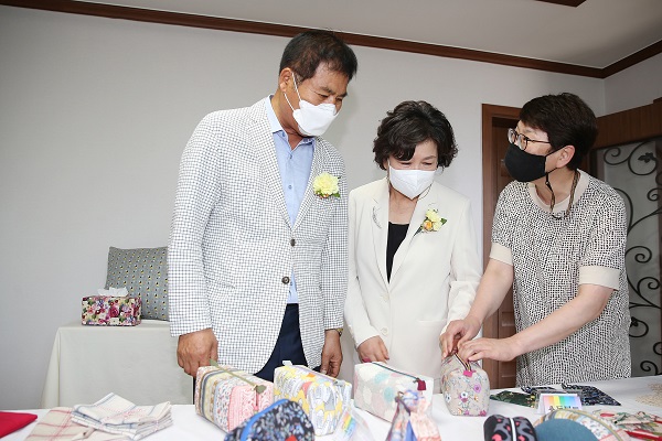 ▲이상익 함평군수(왼쪽), 이선재 광주여대 총장(가운데)이 평생교육 성과물을 감상하며 설명을 듣고 있다.(사진제공=함평군)