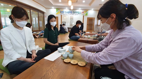 ▲보성군이 한국차박물관 운영 혁신을 위해 신규 공무원을 초청해 박물관 견학을 실시했다.(사진제공=보성군)