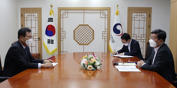 ▲지난 4월 5일 이상익 함평군수가 전해철 행정안전부 장관을 찾아 특별교부세 지원을 건의하고 있는 모습(사진제공=함평군)