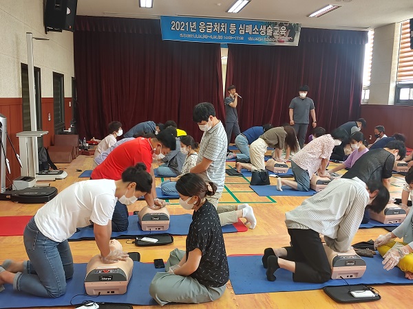 ▲진도군이 사회복지시설, 체육시설 종사자 등을 대상으로 응급처치 등 심폐소생술 교육을 진행했다.(사진제공=진도군)