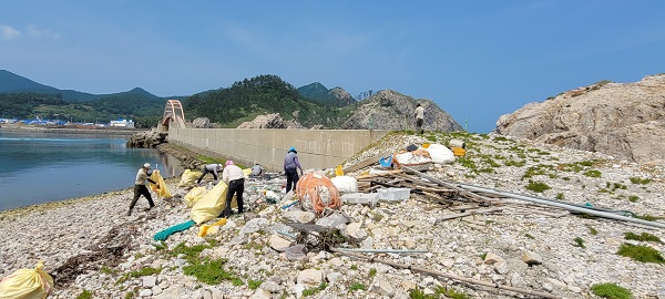 ▲신안군 흑산면은 지난 6월 29일 내영산도 일원에서 해양쓰레기 정화활동을 펼쳤다.(사진제공=신안군)