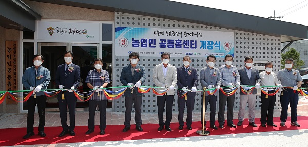 ▲이상익 함평군수(왼쪽 다섯 번째), 김형모 함평군의회 의장(왼쪽 네 번째) 등 참석자들이 공동홈센터 개소 테이프 커팅을 하고 있다.(사진제공=함평군)