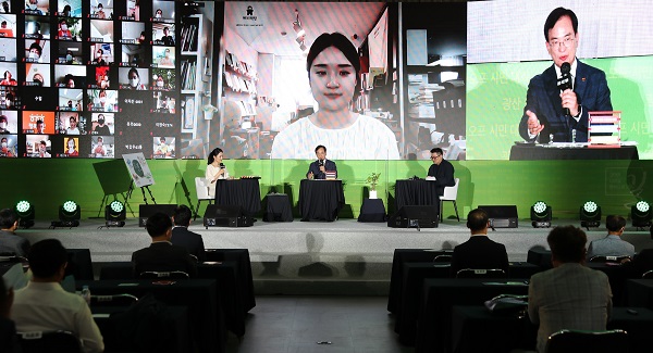 ▲광산구청에서 열린 광산 온·오프 시민대화에서 김삼호 광산구청장이 시민과 소통하는 시간을 가졌다.(사진제공=광산구)