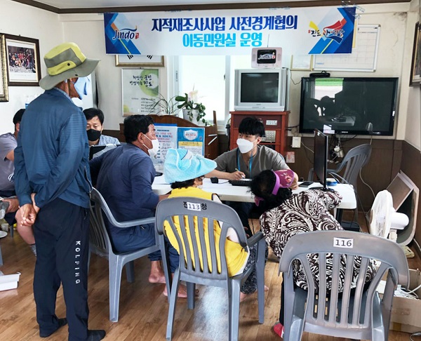 ▲진도군이 지적재조사사업 사전경계협의 이동민원실을 운영 하고 있다.(사진제공=진도군)