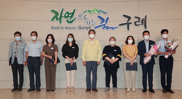 ▲구례군은 지난 1일 대회의실에서 2021년 상반기 모바일 소통·홍보실적이 우수한 3개 부서를 각각 선정해 시상했다.(사진제공=구례군)