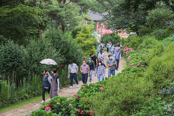 ▲구례군은 2일 전남 제1호 공립수목원인 구례수목원에서 ‘10만 송이 테마수국길 건강 걷기 행사’를 성황리에 개최했다.(사진제공=구례군)