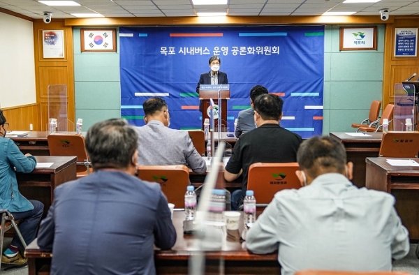 ▲목포 시내버스 운영 공론화위원회가 5일 목포시청에서 언론브리핑을 개최해 공론화 추진배경, 추진경과, 운영계획 등을 설명하고 공정한 의사 결정에 최선을 다 하겠다는 의지를 표명했다.(사진제공=목포시)