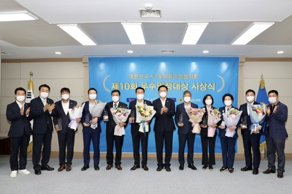 ▲전라남도의회 의원들이 대한민국시도의회의장협의회 제10회 우수의정대상을 수상했다.(사진제공=전남도의회)