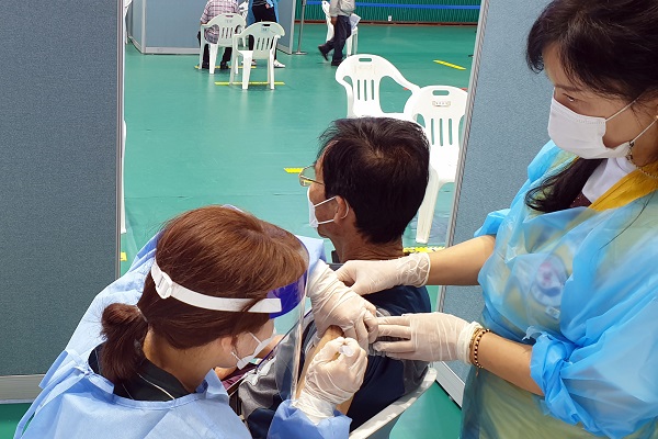 ▲백신접종센터에서 접종대상자가 백신 접종을 받고 있다.(사진제공=함평군)