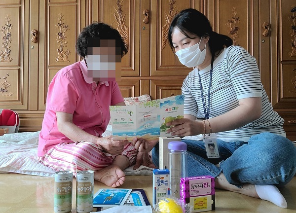 ▲광산구 방문건강관리사가 한 어르신 가정을 방문해 시원꾸러미를 전달하고, 폭염 예방 수칙을 안내하고 있다.(사진제공=광산구)