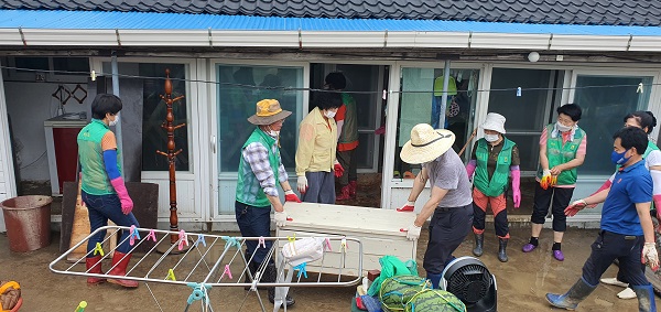 ▲진도군이 집중호우로 침수 피해을 입은 주택을 찾아 집기류와 물품 등의 청소를 진행했다.(사진제공=진도군)