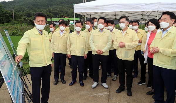 ▲김영록 전라남도지사는 9일 농림축산식품부 장관과 장흥 안양 벼 병해충방제 현장을 방문했다.(사진제공=전라남도)