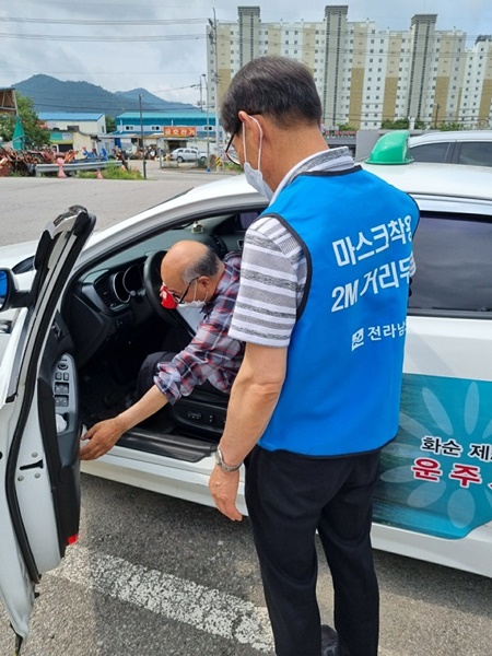 ▲전라남도가 최근 코로나19 4차 유행에 대비해 지역사회 확산 방지를 위해 대중교통 분야 민‧관 합동 방역 긴급 점검을 펼쳤다.(사진제공=전라남도)