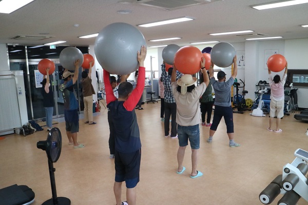 ▲진도군 정신건강복지센터에서는 코로나19 장기화로 지쳐 있는 중증정신질환자들의 신체적, 정신적 건강 증진을 위해 주간 재활프로그램을 운영하고 있다.(사진제공=진도군)