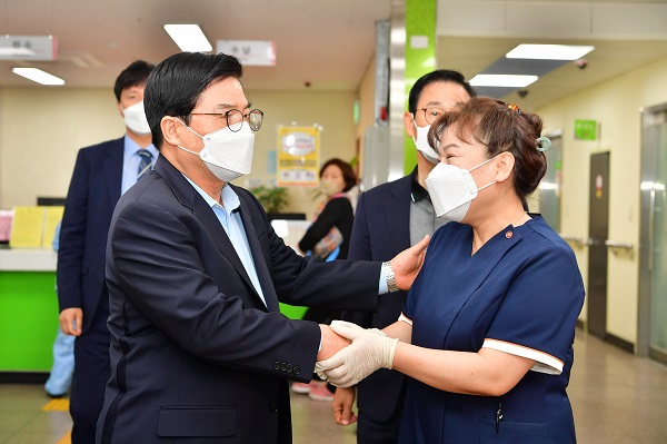 ▲유두석 장성군수가 지역 의료시설을 찾아 의료진을 격려하고 있다.(사진제공=장성군)