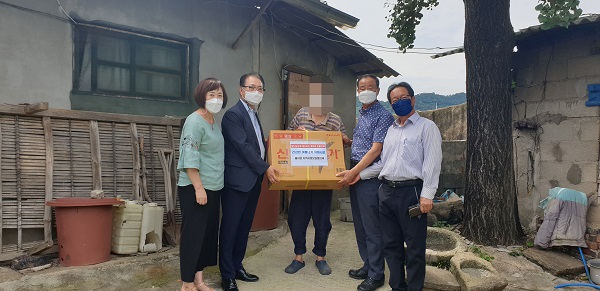 ▲함평군 월야면 지역사회공동협의체가 폭염 취약계층에 선풍기를 전달하고 있다.(사진제공=함평군)