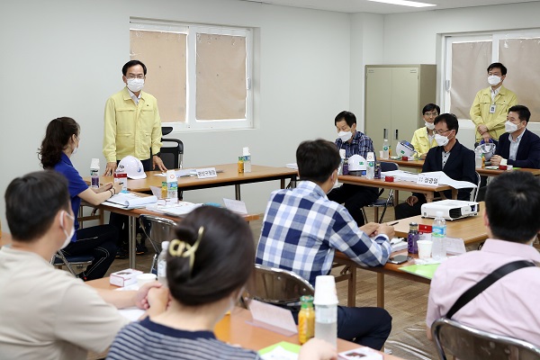 ▲김삼호 광산구청장이 지난 14일 흑석동 수완센트럴시티 지역주택조합 아파트를 찾아 안전, 시공 상태 등을 점검했다.(사진제공=광산구)