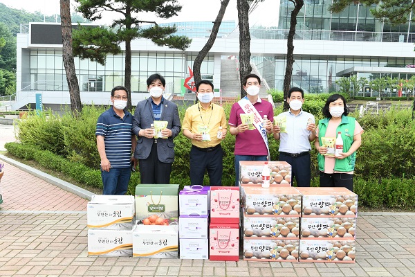 ▲안승남 구리시장(사진 중앙 왼쪽)과 최광재 무안군 농산물유통팀장(사진 중앙 오른쪽) 등 관계자들이 무안 양파 사주기 운동 기념촬영을 하고 있는 모습.(사진제공=무안군)