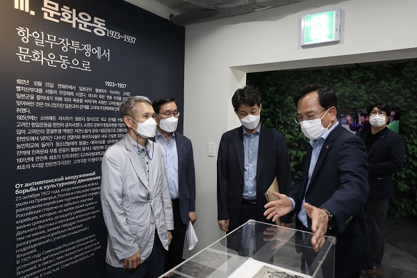 ▲김삼호 광산구청장이 15일 윤건영 국회의원과 월곡고려인문화관을 방문해 전시실을 살펴 보고 있다.(사진제공=광산구)