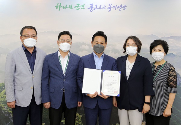 ▲영암군이 2021년 상반기 전라남도 적극행정 경진대회에서 우수상을 수상했다.(사진제공=영암군)